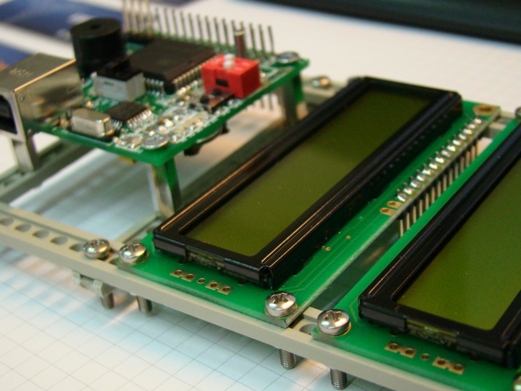 how-to-interface-8-lcd-displays-and-24-leds-with-only-two-wires